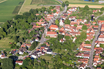 Vue aérienne de Vue sur le village à Merkwiller-Pechelbronn dans le département Bas Rhin, France