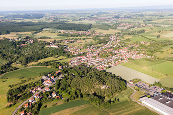 Vue aérienne de Vue des rues et des maisons dans les quartiers résidentiels à Merkwiller-Pechelbronn dans le département Bas Rhin, France