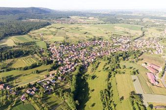 Preuschdorf dans le département Bas Rhin, France du point de vue du drone
