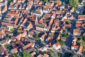 Vue aérienne de Église catholique Saint-Laurent à Woerth à Wœrth dans le département Bas Rhin, France