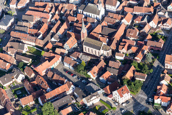 Vue aérienne de Église catholique Saint-Laurent à Woerth à Wœrth dans le département Bas Rhin, France