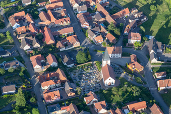 Vue aérienne de Eglise de la Toussaint dans le centre ancien à Morsbronn-les-Bains dans le département Bas Rhin, France