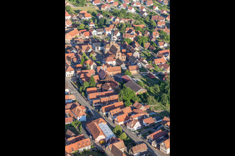 Vue aérienne de Église du Presbytère Catholique dans le centre historique à Surbourg dans le département Bas Rhin, France