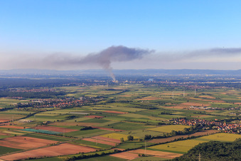 Vue aérienne de Un incendie majeur vu depuis Lustadt à Speyer dans le département Rhénanie-Palatinat, Allemagne