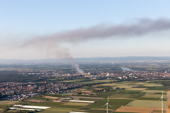 Vue aérienne de Fumée et flammes lors des opérations d'extinction d'un grand incendie dans un entrepôt avec des antiquités et de vieilles voitures dans la Werkstrasse à Speyer dans le département Rhénanie-Palatinat, Allemagne
