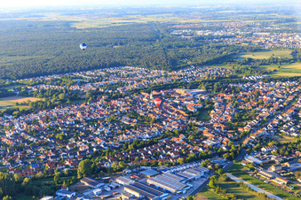 Vue aérienne de Deux montgolfières au-dessus du village à Dudenhofen dans le département Rhénanie-Palatinat, Allemagne