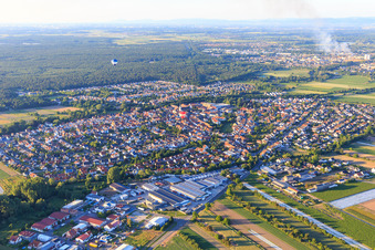 Vue aérienne de Deux montgolfières au-dessus du village à Dudenhofen dans le département Rhénanie-Palatinat, Allemagne