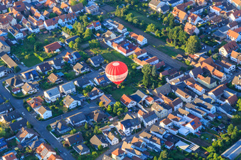 Vue aérienne de Montgolfière au-dessus d'Eichgartenstr à Dudenhofen dans le département Rhénanie-Palatinat, Allemagne