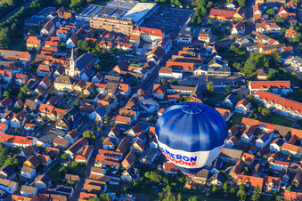 Vue aérienne de Montgolfière au-dessus de la Speyerer Straße à Dudenhofen dans le département Rhénanie-Palatinat, Allemagne