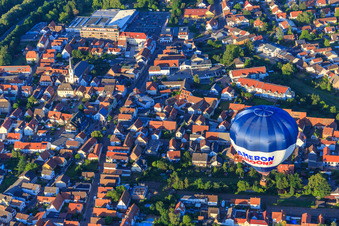 Vue aérienne de Montgolfière au-dessus de la Speyerer Straße à Dudenhofen dans le département Rhénanie-Palatinat, Allemagne