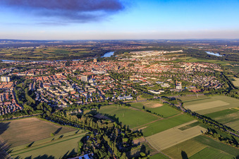 Vue aérienne de Vue de la ville le soir depuis l'ouest à Speyer dans le département Rhénanie-Palatinat, Allemagne