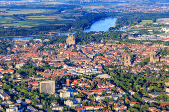 Vue aérienne de Vue de la ville jusqu'à la cathédrale et le Rhin le soir depuis l'ouest à Speyer dans le département Rhénanie-Palatinat, Allemagne