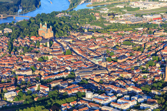 Vue aérienne de Vieille ville avec la Maximilianstraße de l'Altpörtel à la Domplatz à Speyer dans le département Rhénanie-Palatinat, Allemagne