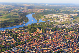 Vue aérienne de Vue d'ensemble de la vieille ville depuis le nord-ouest le soir jusqu'au Rhin à Speyer dans le département Rhénanie-Palatinat, Allemagne