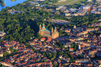 Vue aérienne de Cathédrale à Speyer le soir depuis le nord-ouest à Speyer dans le département Rhénanie-Palatinat, Allemagne