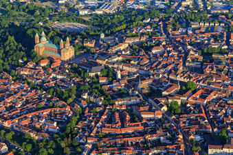 Vue aérienne de Vue d'ensemble de la vieille ville Johannesstraße jusqu'à la cathédrale depuis le nord-ouest le soir à Speyer dans le département Rhénanie-Palatinat, Allemagne