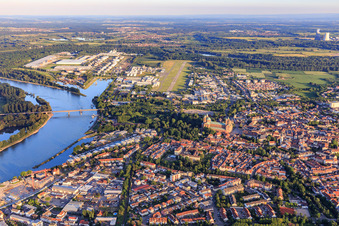 Vue aérienne de Vue de la ville du port du Rhin depuis le nord jusqu'à l'aérodrome FSL Speyer à Speyer dans le département Rhénanie-Palatinat, Allemagne