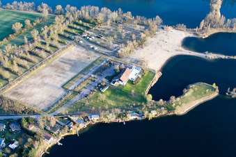 Vue aérienne de Parking et camping dans la zone de loisirs Blue Adriatic à Altrip dans le département Rhénanie-Palatinat, Allemagne