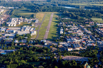 Vue aérienne de Piste avec zone de circulation de l'aéroport de Flugplatz Speyer Ludwigshafen GmbH à Speyer dans le département Rhénanie-Palatinat, Allemagne