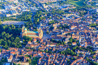 Vue aérienne de Place de la Cathédrale et Cathédrale à 13h00 du soir depuis le nord à Speyer dans le département Rhénanie-Palatinat, Allemagne