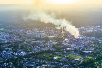 Incendie majeur à Speyer dans le département Rhénanie-Palatinat, Allemagne hors des airs
