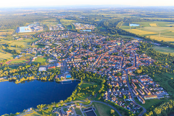 Vue aérienne de Vue de la ville depuis le nord le soir derrière le Freyersee à Philippsburg dans le département Bade-Wurtemberg, Allemagne