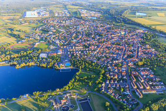 Vue aérienne de Vue de la ville depuis le nord le soir derrière le Freyersee à Philippsburg dans le département Bade-Wurtemberg, Allemagne