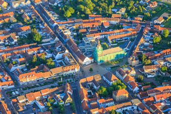 Vue aérienne de Place du marché avec l'église échafaudée de Sainte-Marie à Philippsburg dans le département Bade-Wurtemberg, Allemagne