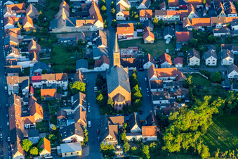 Vue aérienne de Église du nord-ouest à le quartier Rußheim in Dettenheim dans le département Bade-Wurtemberg, Allemagne