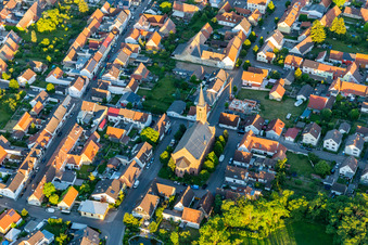 Vue aérienne de Église de l'ouest à le quartier Rußheim in Dettenheim dans le département Bade-Wurtemberg, Allemagne