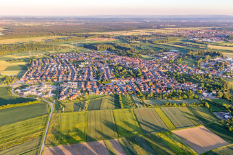 Vue aérienne de Du nord-ouest à le quartier Liedolsheim in Dettenheim dans le département Bade-Wurtemberg, Allemagne