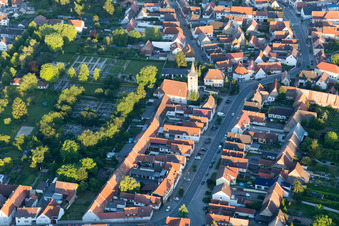 Vue aérienne de Rue principale à le quartier Liedolsheim in Dettenheim dans le département Bade-Wurtemberg, Allemagne