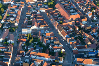 Vue aérienne de Haupt- et Bächlestr à le quartier Liedolsheim in Dettenheim dans le département Bade-Wurtemberg, Allemagne