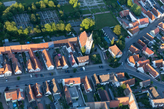 Vue aérienne de Église à le quartier Liedolsheim in Dettenheim dans le département Bade-Wurtemberg, Allemagne