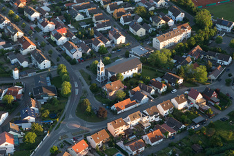 Vue aérienne de Église Marie-Reine à le quartier Linkenheim in Linkenheim-Hochstetten dans le département Bade-Wurtemberg, Allemagne