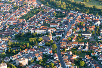Vue aérienne de Église protestante à le quartier Linkenheim in Linkenheim-Hochstetten dans le département Bade-Wurtemberg, Allemagne