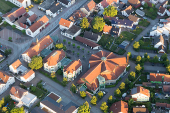 Vue aérienne de Centre communautaire à le quartier Linkenheim in Linkenheim-Hochstetten dans le département Bade-Wurtemberg, Allemagne