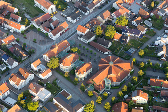 Vue aérienne de Centre communautaire à le quartier Linkenheim in Linkenheim-Hochstetten dans le département Bade-Wurtemberg, Allemagne