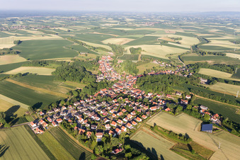 Vue aérienne de Néewiller-près-Lauterbourg à Neewiller-près-Lauterbourg dans le département Bas Rhin, France