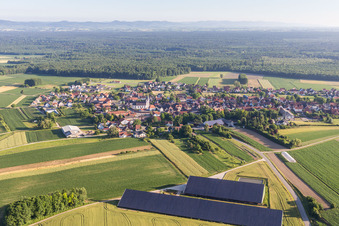 Vue aérienne de Rangées de panneaux du système photovoltaïque sur le toit des granges agricoles à Niederlauterbach dans le département Bas Rhin, France