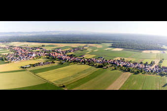 Vue aérienne de Perspective panoramique du plus long village d'Alsace à Schleithal dans le département Bas Rhin, France