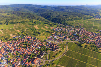 Vue aérienne de Contournement B38 pour Deutsches Weintor depuis le sud-est à le quartier Schweigen in Schweigen-Rechtenbach dans le département Rhénanie-Palatinat, Allemagne