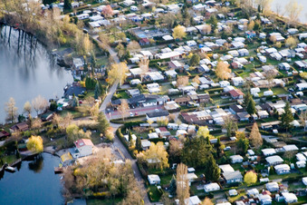 Vue aérienne de Communauté de loisirs de Karpfenzug dans la zone de loisirs Blaue Adria à Altrip dans le département Rhénanie-Palatinat, Allemagne