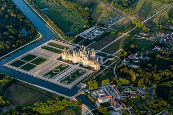 Vue aérienne de Château de Chambord avec parc du château et canal Cosson à Chambord dans le département Loir et Cher, France