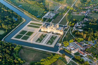 Vue aérienne de Et les canaux autour du parc du château de Schloss Schloss Chambord à Chambord dans le département Loir et Cher, France