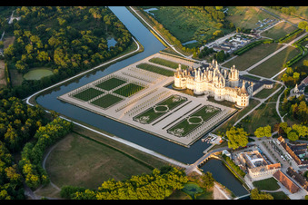 Vue aérienne de Et les canaux autour du parc du château de Schloss Schloss Chambord à Chambord dans le département Loir et Cher, France
