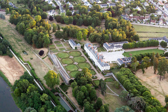 Menars dans le département Loir et Cher, France du point de vue du drone