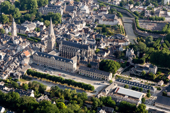 Vue aérienne de Ensemble architectural du monastère de l'Abbaye de la Trinité à Vendôme à Vendôme dans le département Loir et Cher, France
