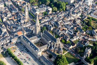 Photographie aérienne de Ensemble architectural du monastère de l'Abbaye de la Trinité à Vendôme à Vendôme dans le département Loir et Cher, France