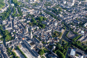Vue aérienne de Quartier de la vieille ville et centre-ville de Vendôme à Vendôme dans le département Loir et Cher, France